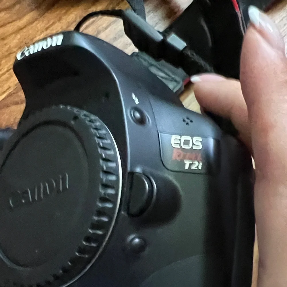 Canon Rebel T2i Black DSLR - Picture 4 of 5